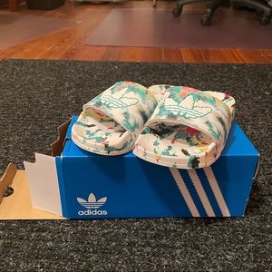 Adidas Slides- women’s 6 / men’s 4, UNISEX